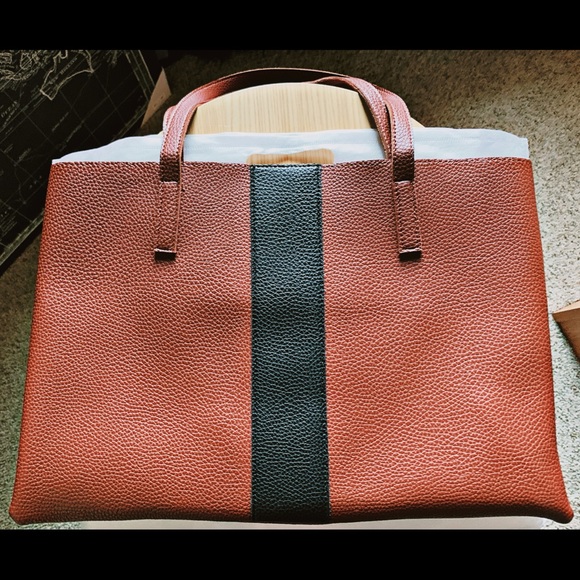 Vince Camuto Handbags - Vince Camuto Leather Tote